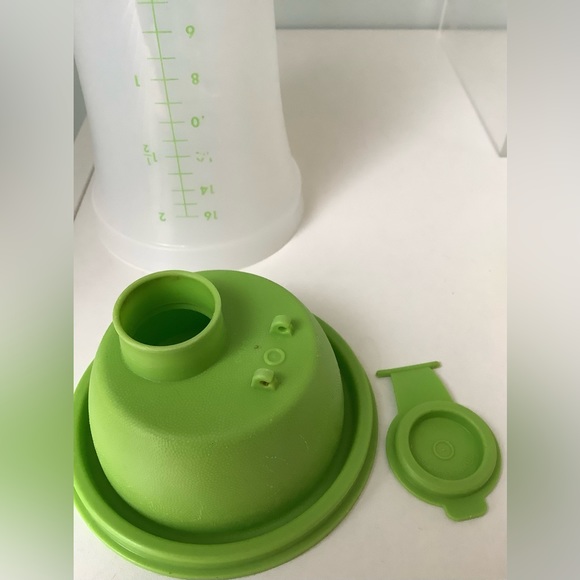 EUC Tupperware Quick Shaker 2 cup - Picture 7 of 9